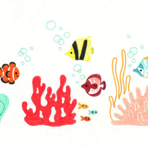 Illustration jeunesse originale aux crayons de couleurs décoration chambre enfant bébé petits poissons sous la mer algues et coraux