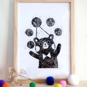 Linogravure ours pompon impression noir et blanc fait main oeuvre à encadrer image poétique tout en douceur pour chambre enfant bébé salle de jeux