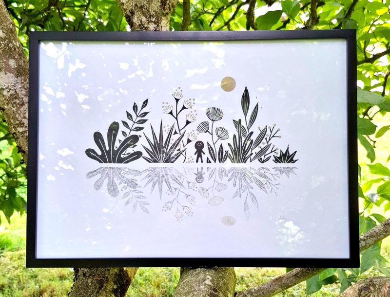 linogravure paysage reflet noir doré or végétation nature, bonhomme lune fleurs eau végétaux